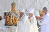 • Na snímke pápež František odchádza po svätej omši na otvorenom priestranstve pri Národnej svätyni v Šaštíne 15. septembra 2021.