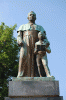 • Скулптура Александер Духновіч як учітель народу (1933) з ёго памятника, котрый стоїть у Пряшові і ёго авторков є Олена Мандіч.